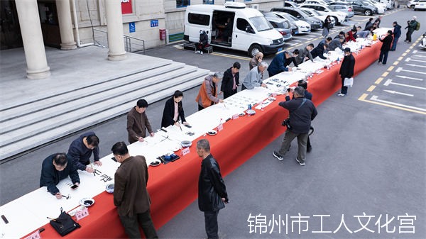 51位職工書畫家同心共繪51米藝術(shù)長(zhǎng)卷獻(xiàn)禮五一國(guó)際勞動(dòng)節(jié)